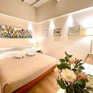 Cozy Santa Maria Novella Uffizi Duomo 2beds-2baths Italy